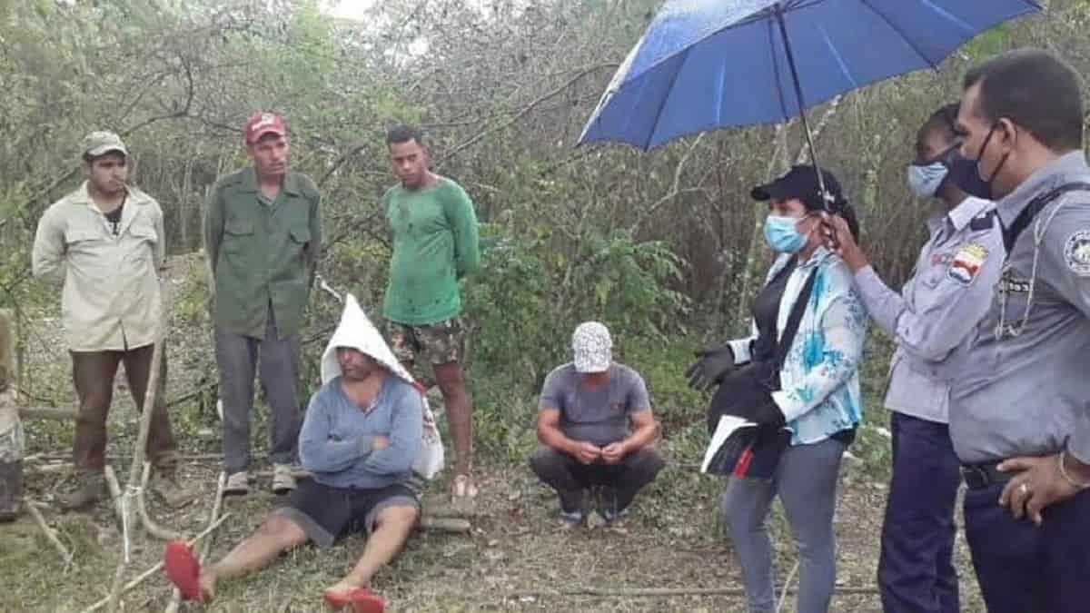 La Policía con los detenidos por robar oro en Ciego de Ávila / Agencia Cuba de Noticias