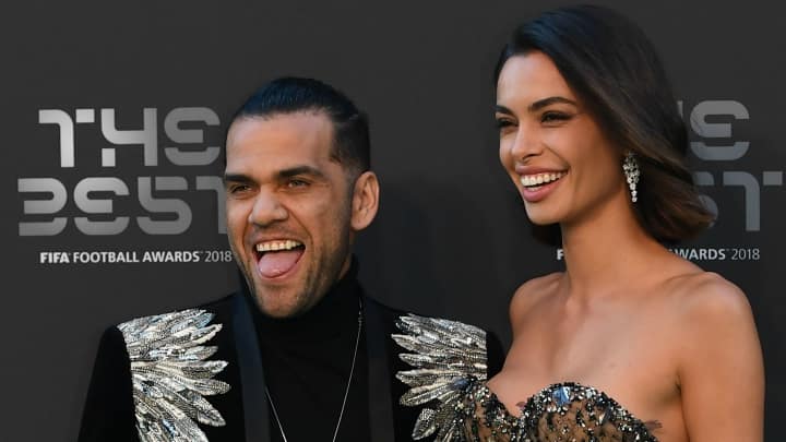 Dani Alves se divierte en grande mientras se recupera de su lesión de rodilla