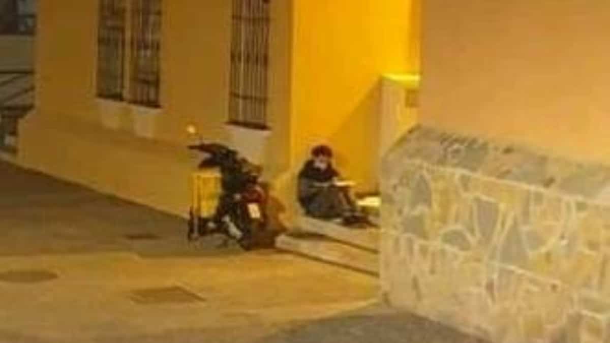 Foto: Pedro G. Díaz La foto de un delivery estudiando entre pedidos que conmueve en redes