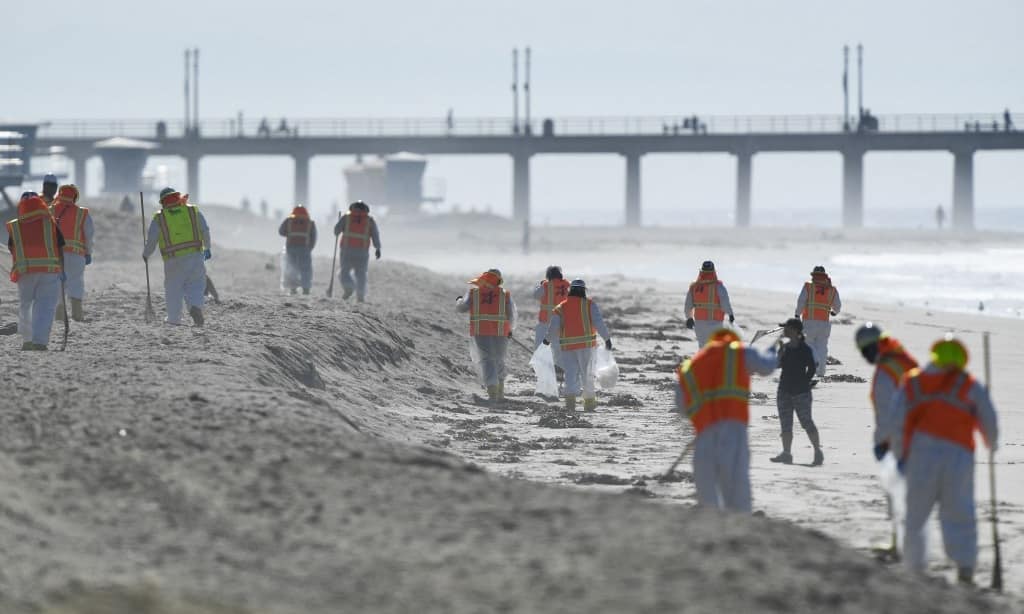 Autoridades recogen el crudo de petróleo derramado en Orange, California. Foto: AFP