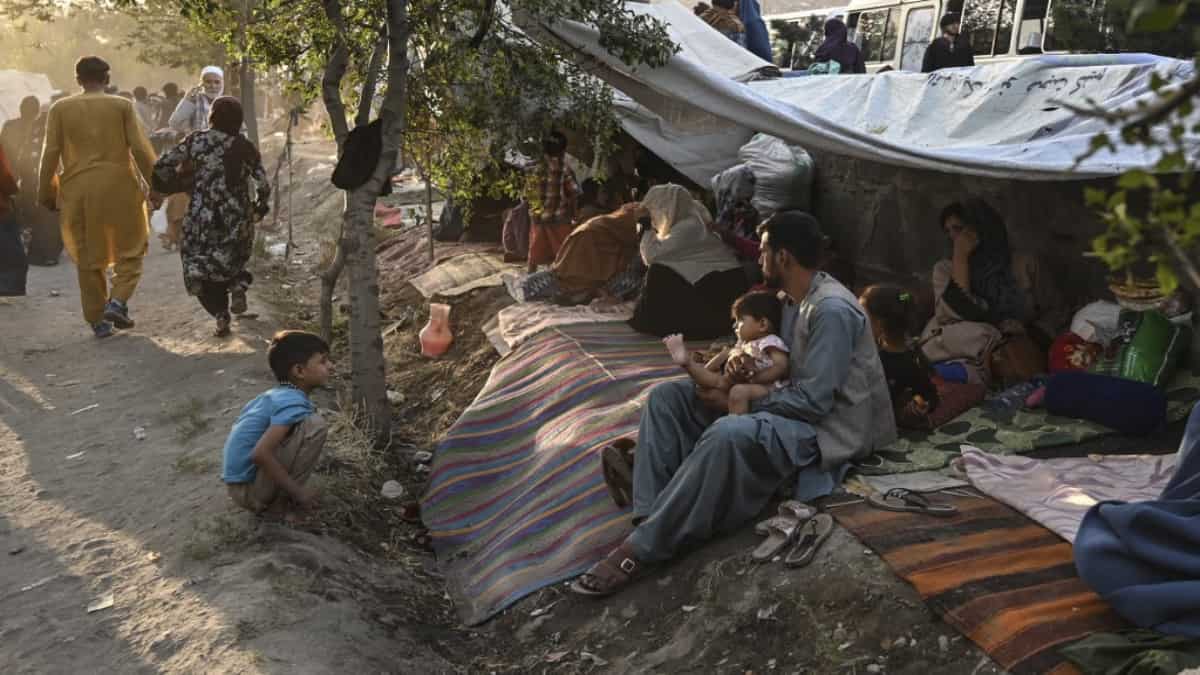 Población desplazada en Afganistán producto de los combates entre el Gobierno y los talibanes. Foto: AFP