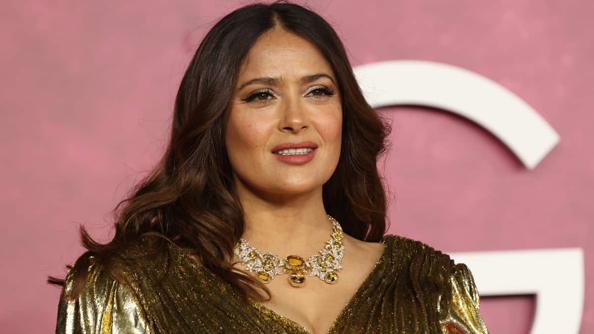 Salma Hayek enciende las redes al publicar una foto en traje de baño