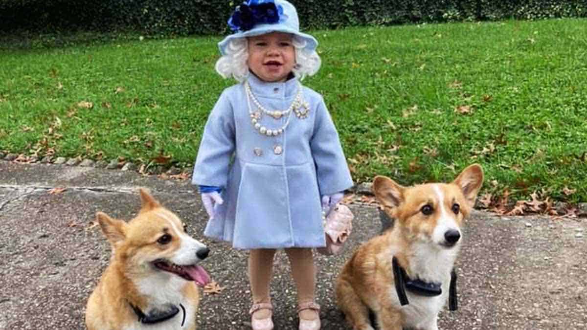 Niña disfrazada de la Reina Isabel II