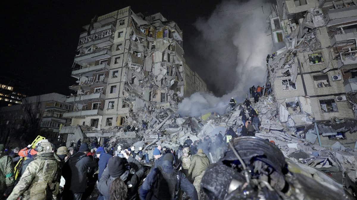 Aumenta a 40 el saldo de muertos tras el ataque a un edificio residencial en Dnipró, Ucrania