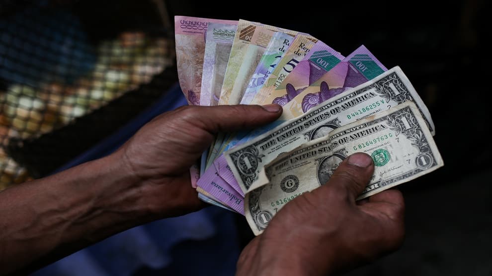 Dólares en Venezuela / FOTO: AFP