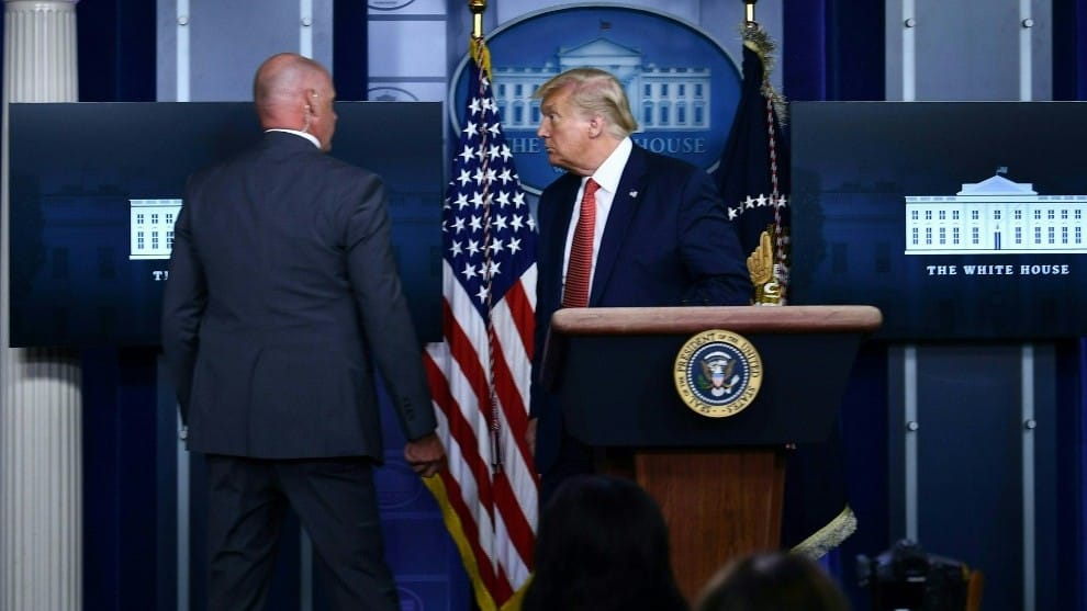 Foto: AFP Servicio Secreto de EE. UU. evacuó abruptamente a Trump y disparó a un sospechoso en la Casa Blanca