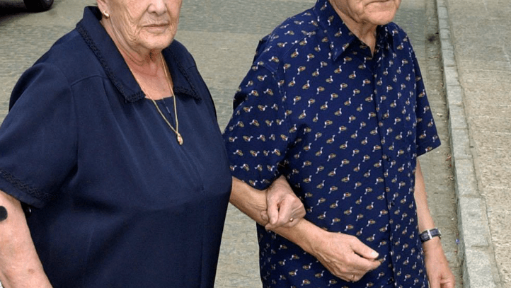 Pareja de ancianos ofrece su jubilación para recuperar a su perrita