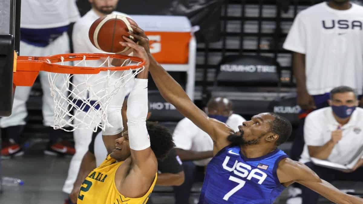 El australiano Matisse Thybulle (i) en acción con Kevin Durant (d) de EE. UU. Foto: AFP