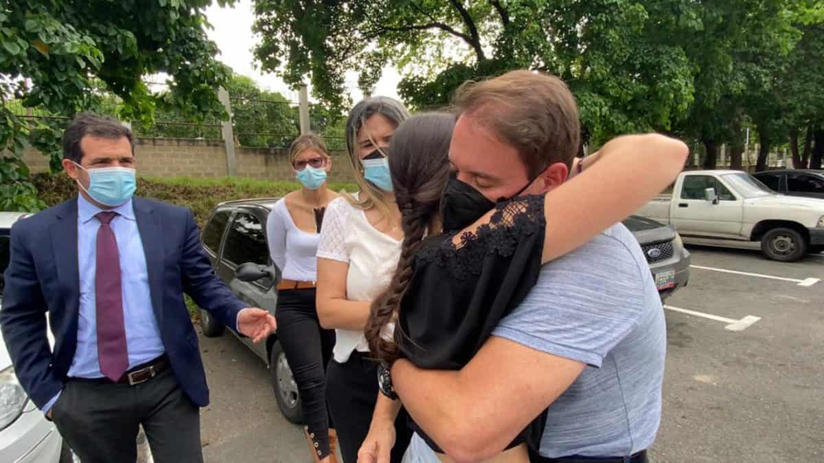 Ruperto Sánchez (d) abraza a su esposa tras ser liberado. Foto: Foro Penal