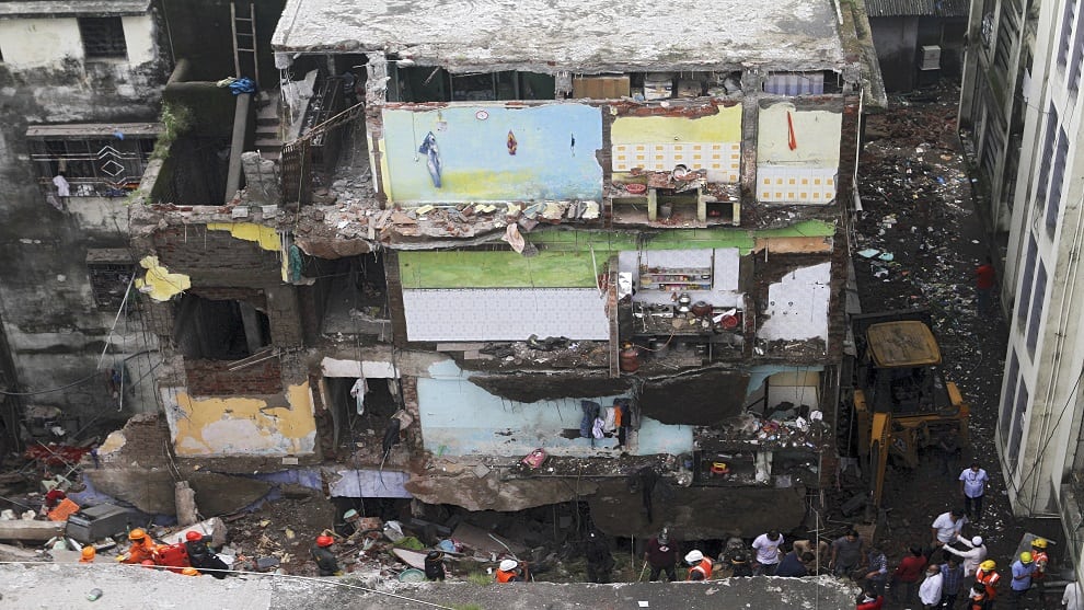 Al menos diez muertos tras derrumbe de edificio en India