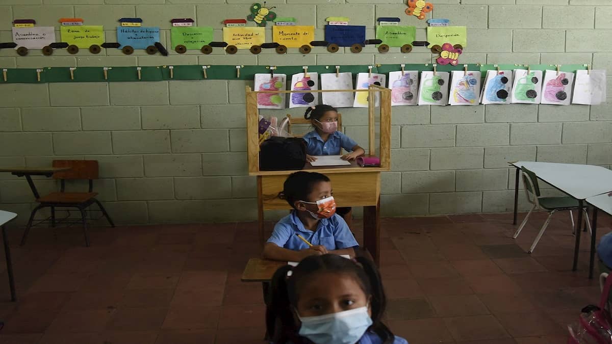 El peculiar pupitre con el que un carpintero salvadoreño protege a su hija del covid-19