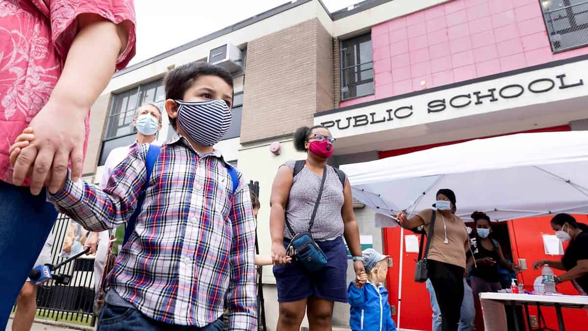 Nueva York cerrará las escuelas públicas por repunte de covid-19