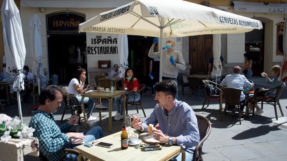 España en desconfinamiento con Madrid bajo protestas por las restricciones