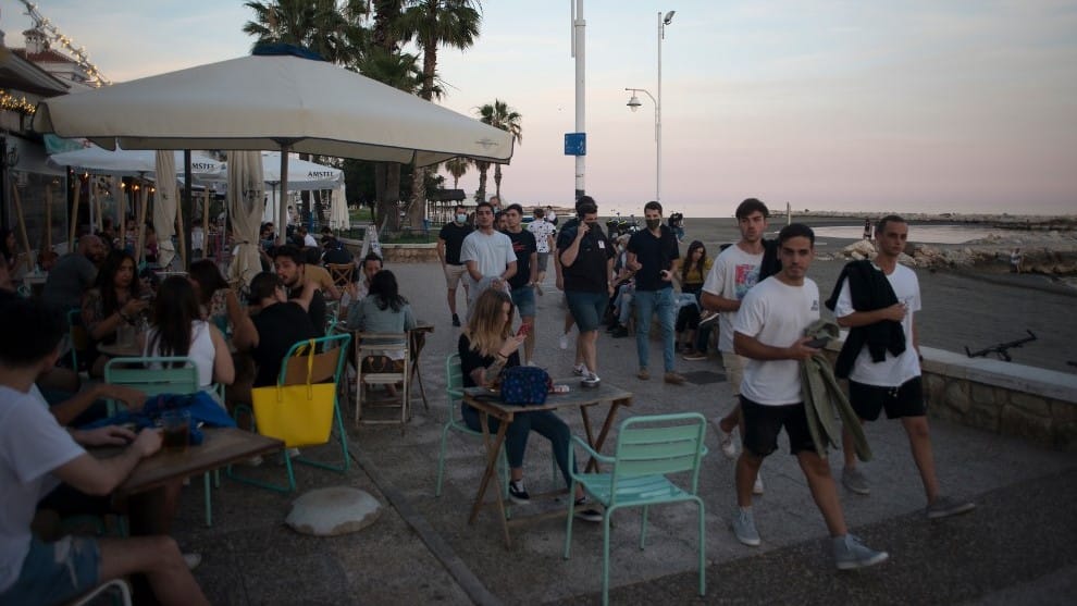 Españoles vuelven cautelosos a las playas del sur de Europa