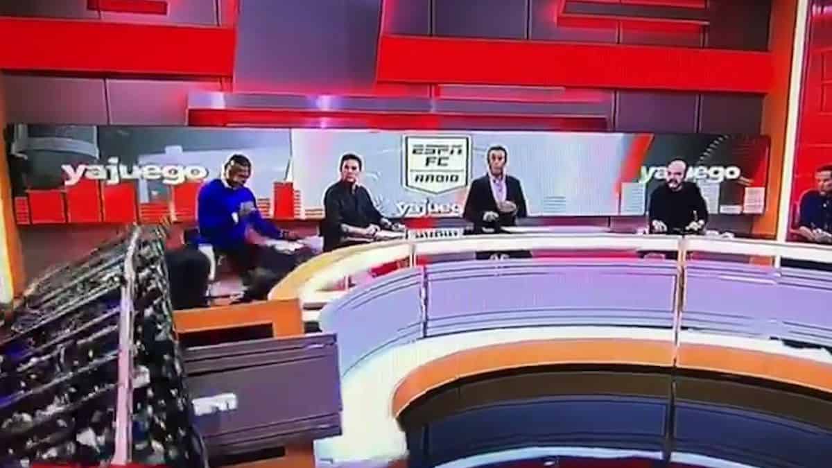 En plena emisión se desplomó una de las pantallas del estudio | Captura de pantalla