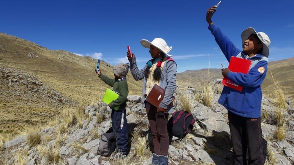 La historia de una madre y sus cuatro hijos que suben a un cerro para tener señal y poder estudiar