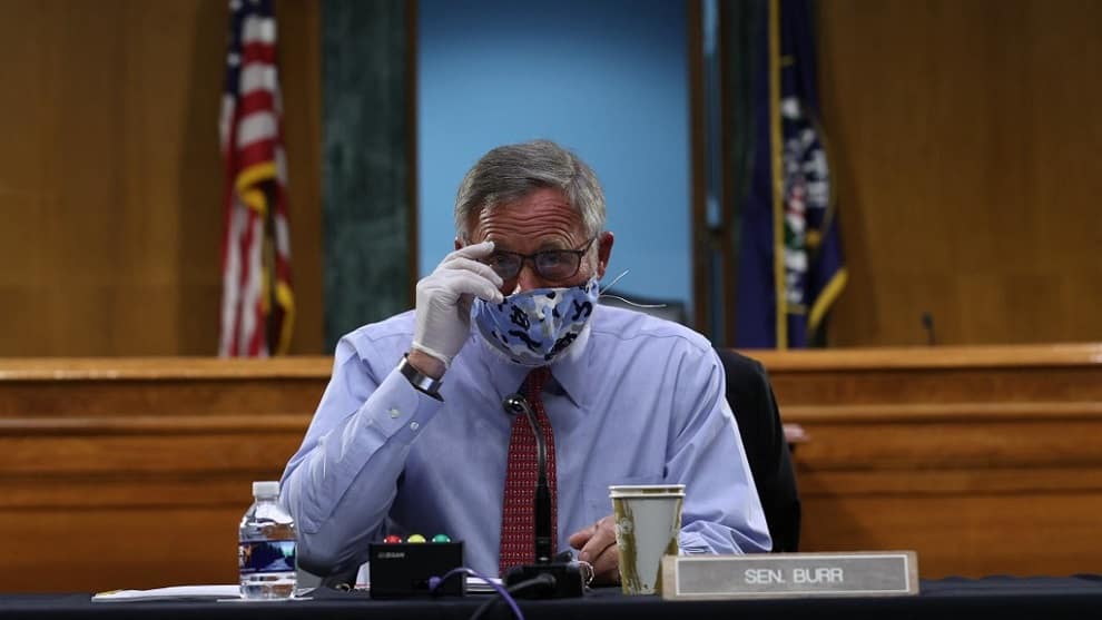 FBI investiga a senador republicano por tráfico de información sobre la pandemia