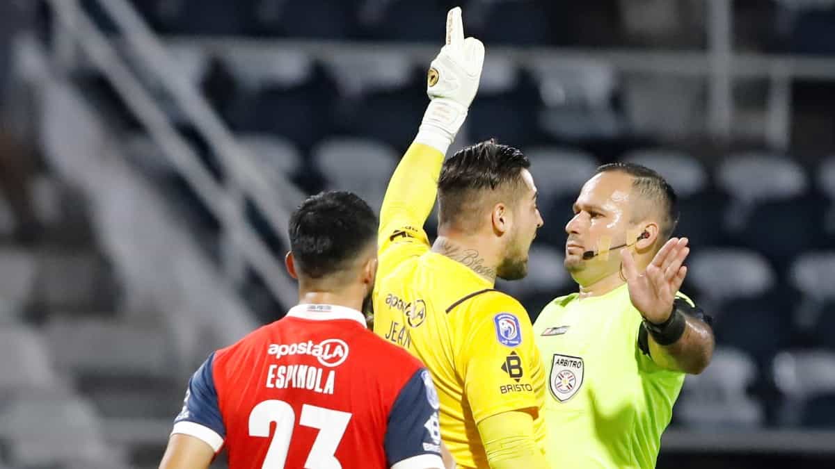 Insólito: Expulsan a arquero antes que iniciara un partido por un detalle que solo notó el VAR