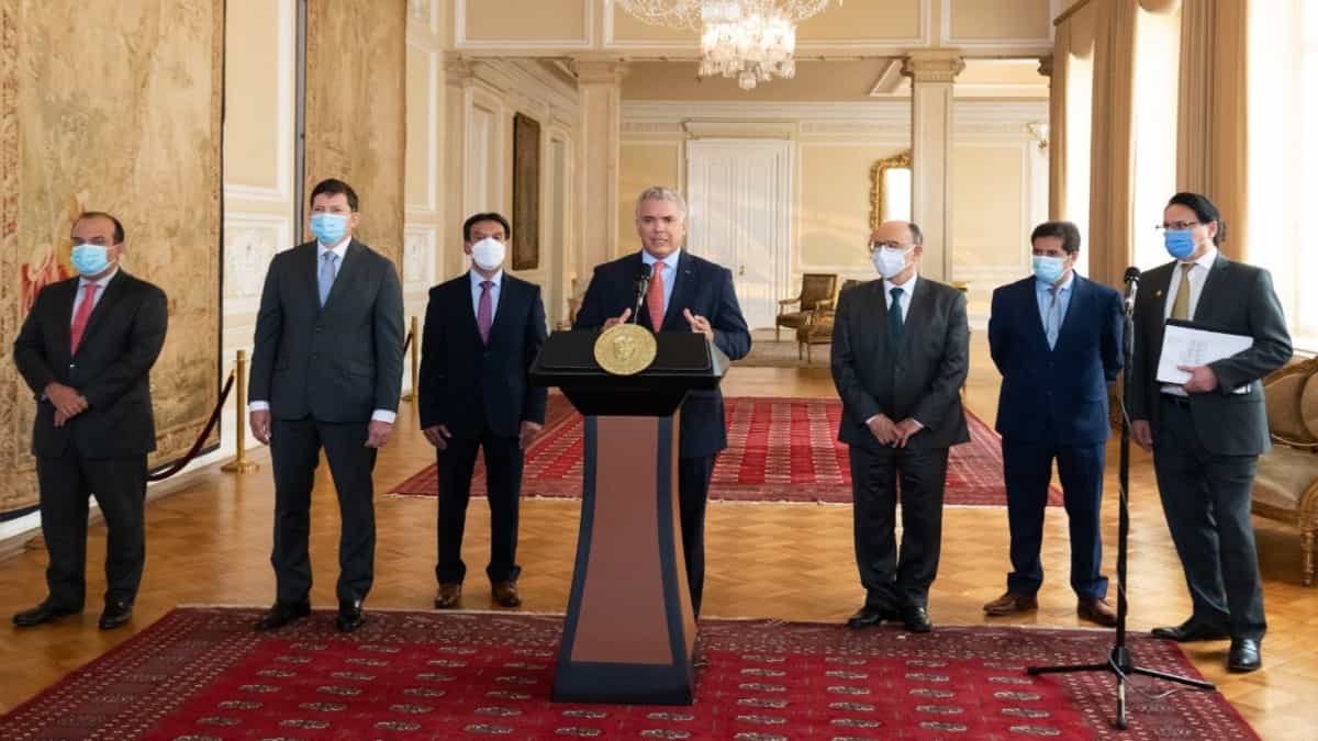 El presidente colombiano Iván Duque (c) recibe informe de Comisión parlamentaria ecuatoriana sobre vínculos de Alex Saab para acceder a las reservas ecuatorianas. Foto: Presidencia Colombia