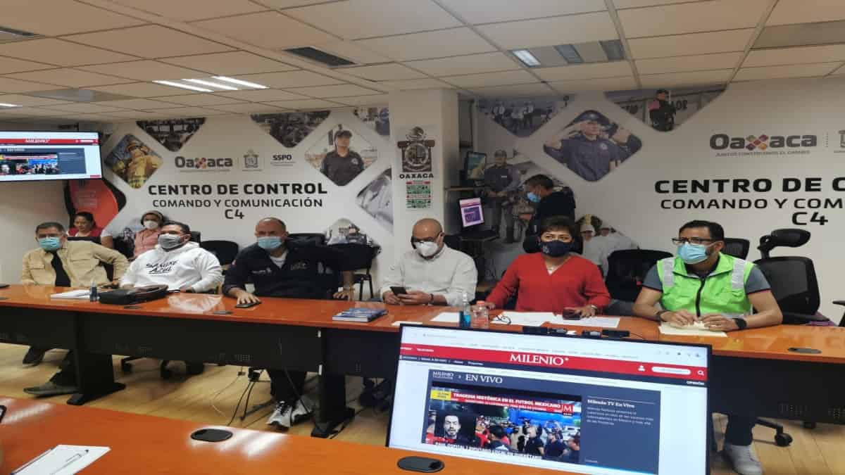 Autoridades de seguridad de México tras el sismo en Oaxaca este sábado