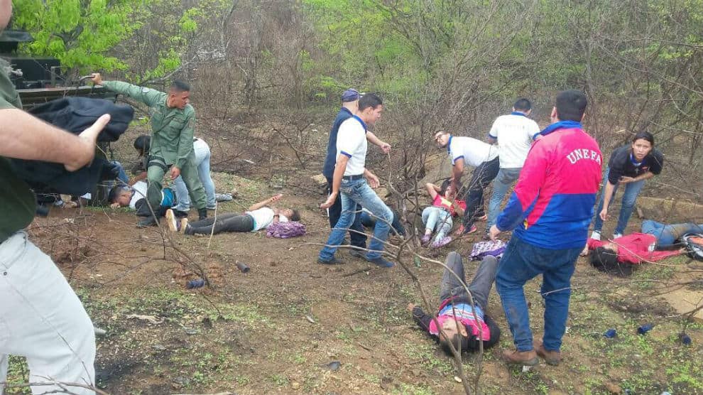 Dos estudiantes de la Unefa murieron al volcar camión tipo convoy en el estado Anzoátegui