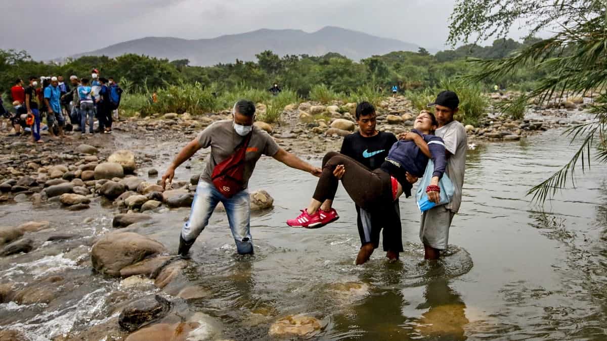 Al menos 200 migrantes venezolanos entran diariamente a Colombia pese a la pandemia