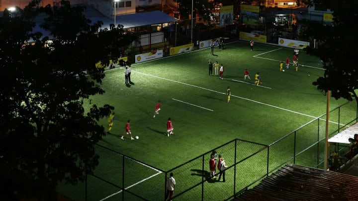 Futbolistas juegan mientras presuntos misiles sobrevuelan una cancha en Yemen