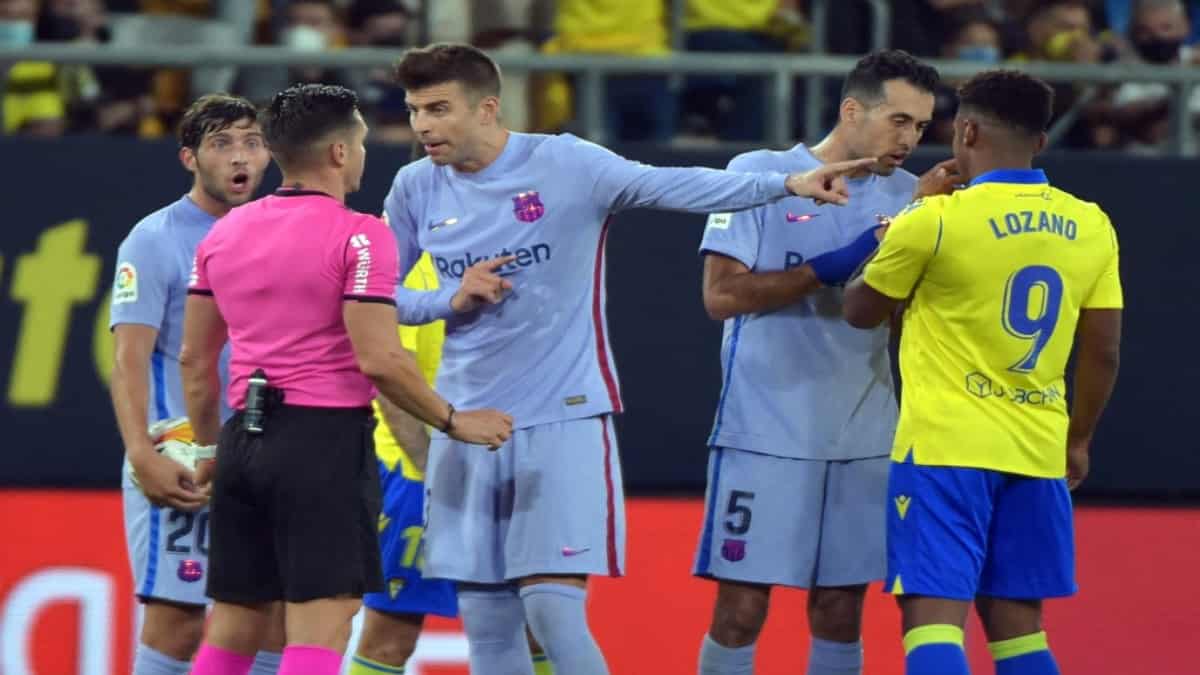 Gerard Pique (c) del FC Barcelona discute con el arbitro en partido del 23 de septiembre contra el Cádiz. Foto: AFP