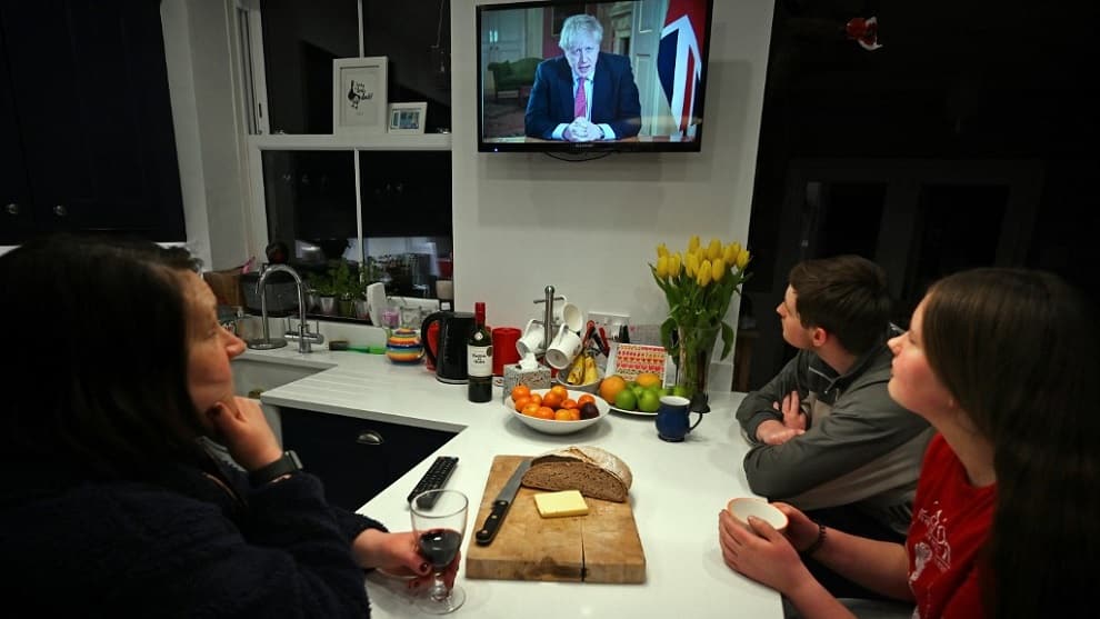 Reino Unido impone confinamiento por tres semanas para frenar el coronavirus