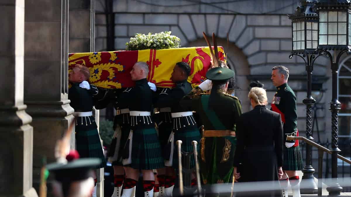 Honran la memoria de la reina Isabel II en la catedral de St. Giles, Escocia