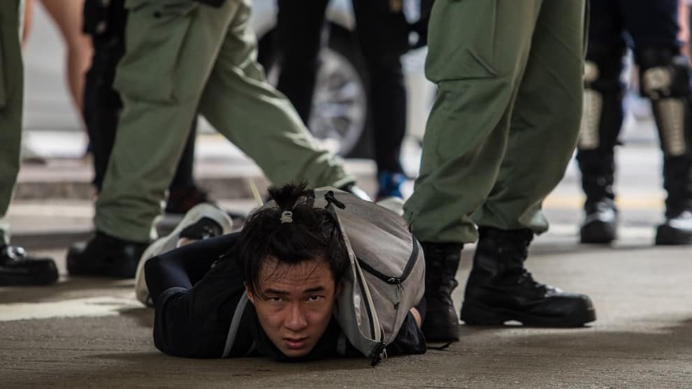 Miles de manifestantes, centenares detenidos y una nueva ley sacuden a Hong Kong