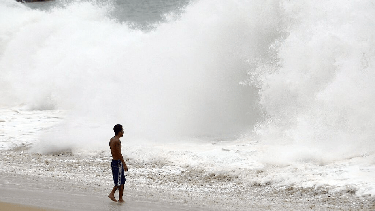 Huracán Enrique se desplaza en paralelo a las costas de México