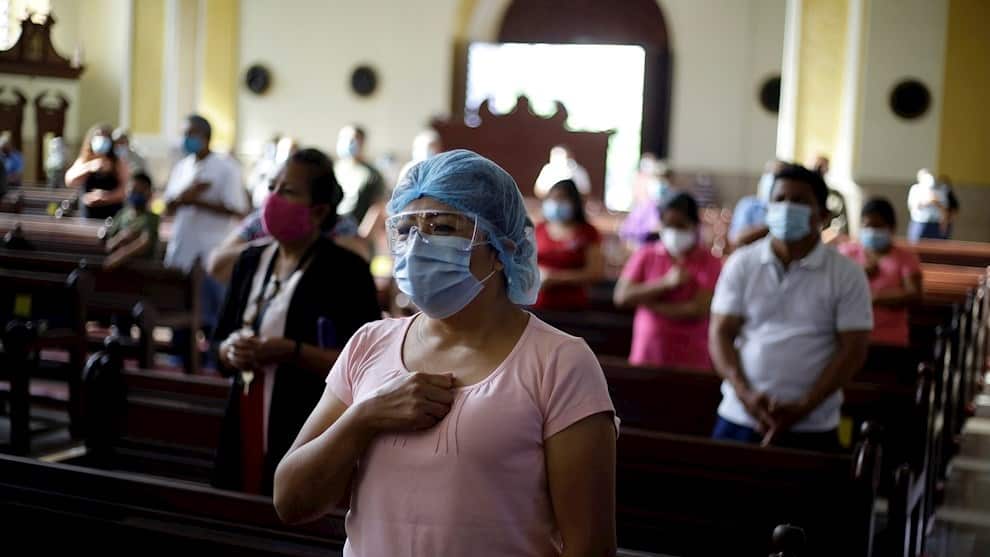 Feligreses salvadoreños regresan a los templos tras meses de ausencia