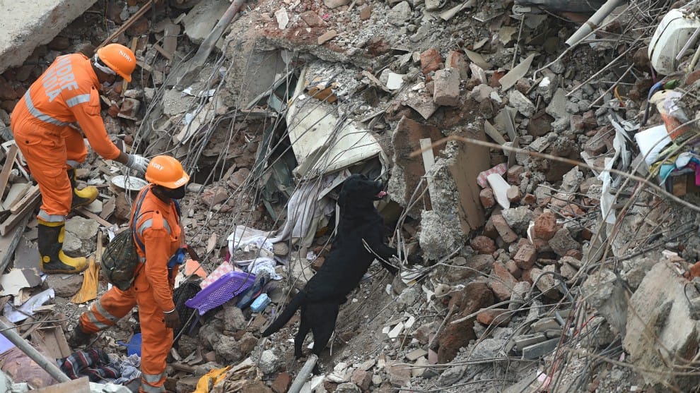 Al menos once muertos tras derrumbe de un edificio en India