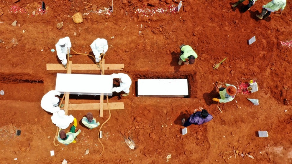 A cavar tumbas: el fuerte castigo a quienes no usan tapabocas en Indonesia