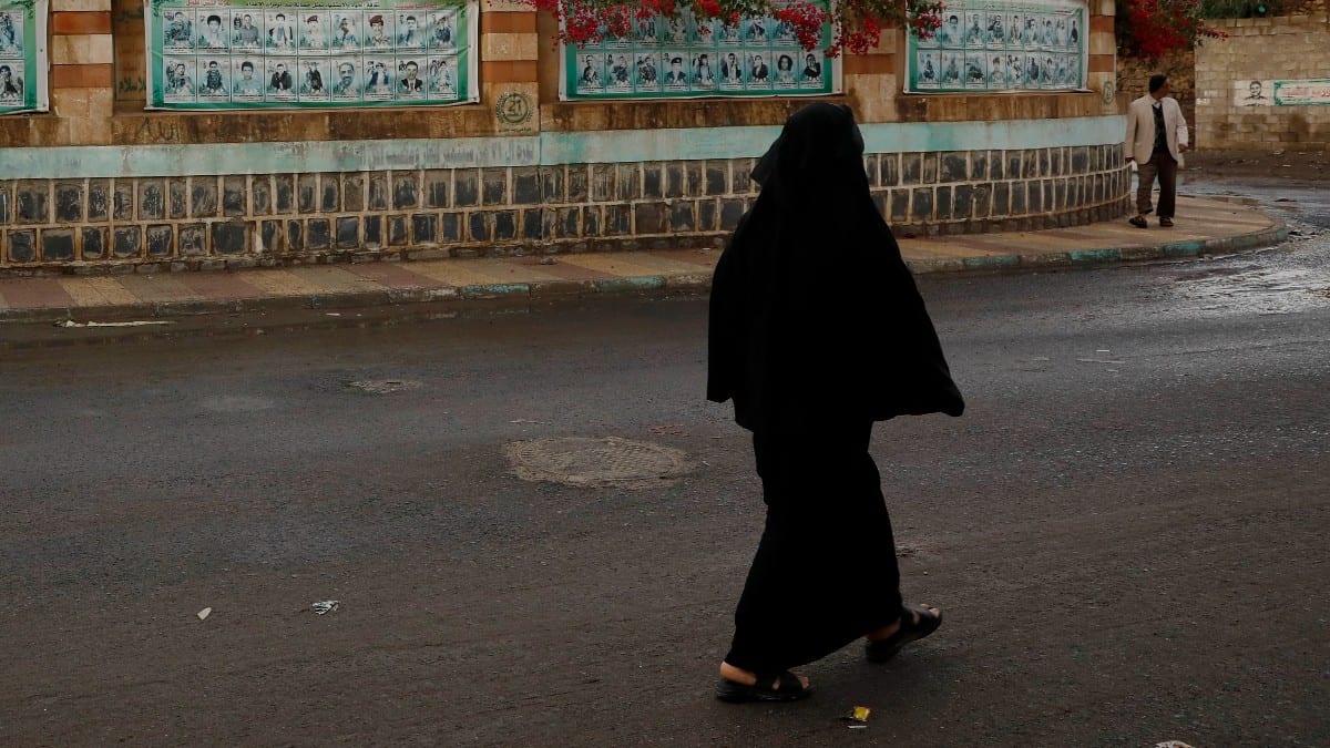 Detienen a cinco mujeres por bailar sin velo y con su abdomen descubierto en Irán