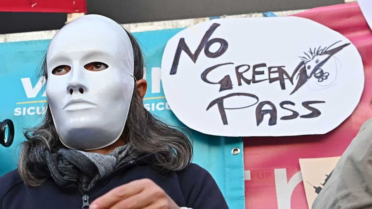 Una persona participa en una manifestación contra el Green Pass / EFE