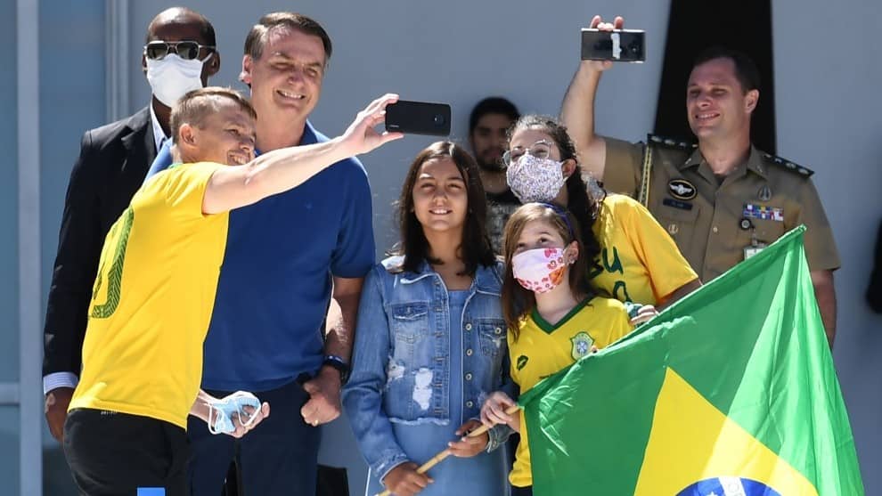 Bolsonaro insiste en el desconfinamiento pese a brote de coronavirus