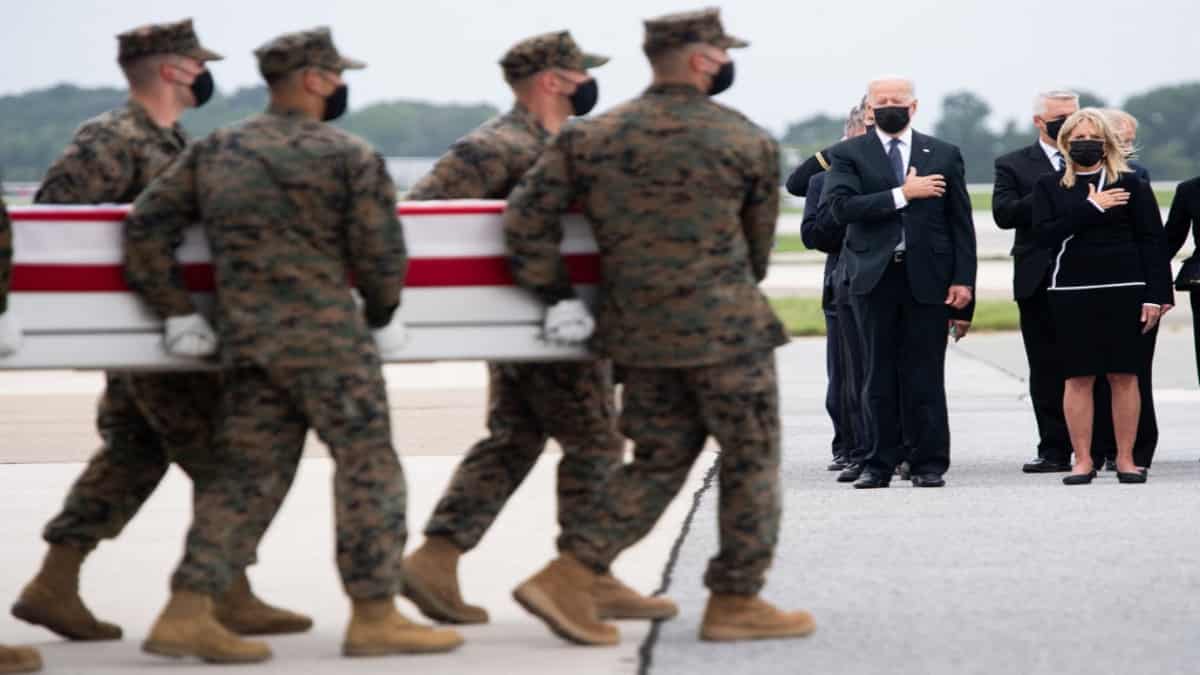 El presidente Joe Biden y la primera dama, Jill Biden, rinden honores a los militares estadounidenses fallecidos en Afganistán. Foto: AFP