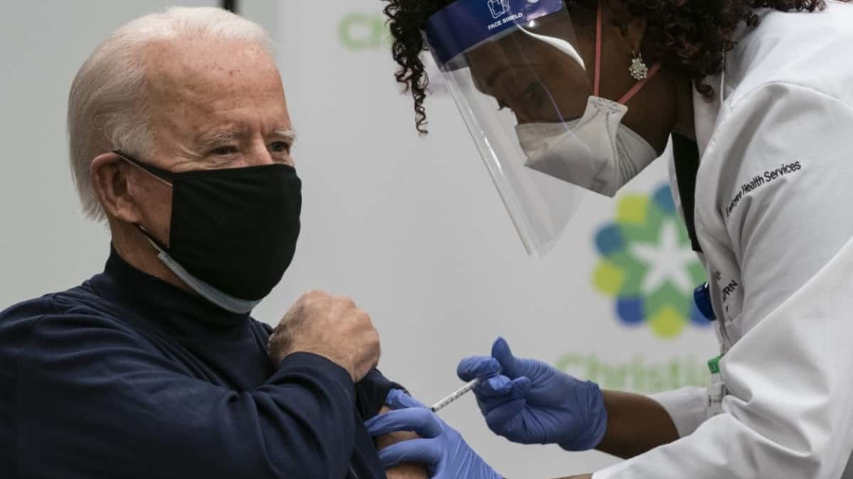 Biden es vacunado contra el coronavirus y dice que “no hay nada de qué preocuparse”