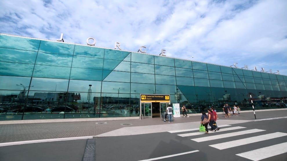 Decenas de pasajeros varados en Lima tras cierre de aeropuertos