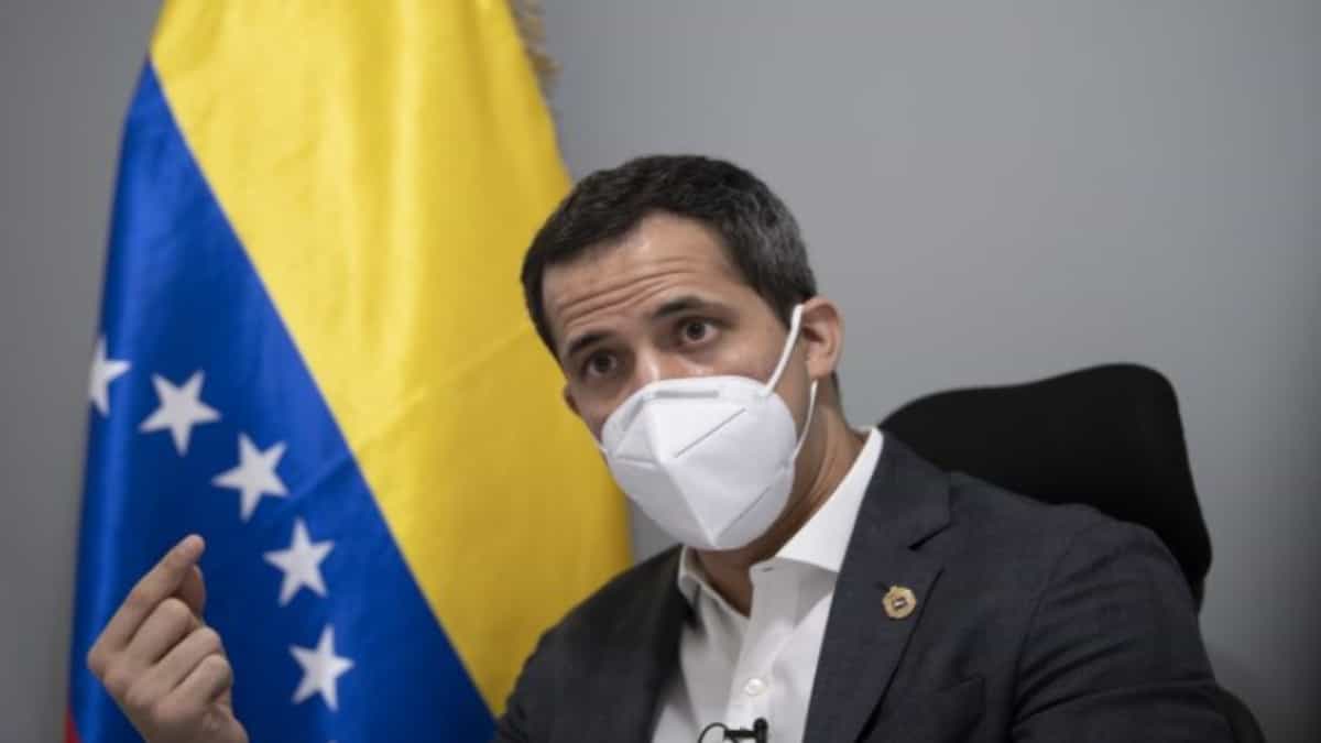 Juan Guaidó, presidente (I) de Venezuela, toma acciones para combatir la pandemia en Venezuela. Foto: AFP