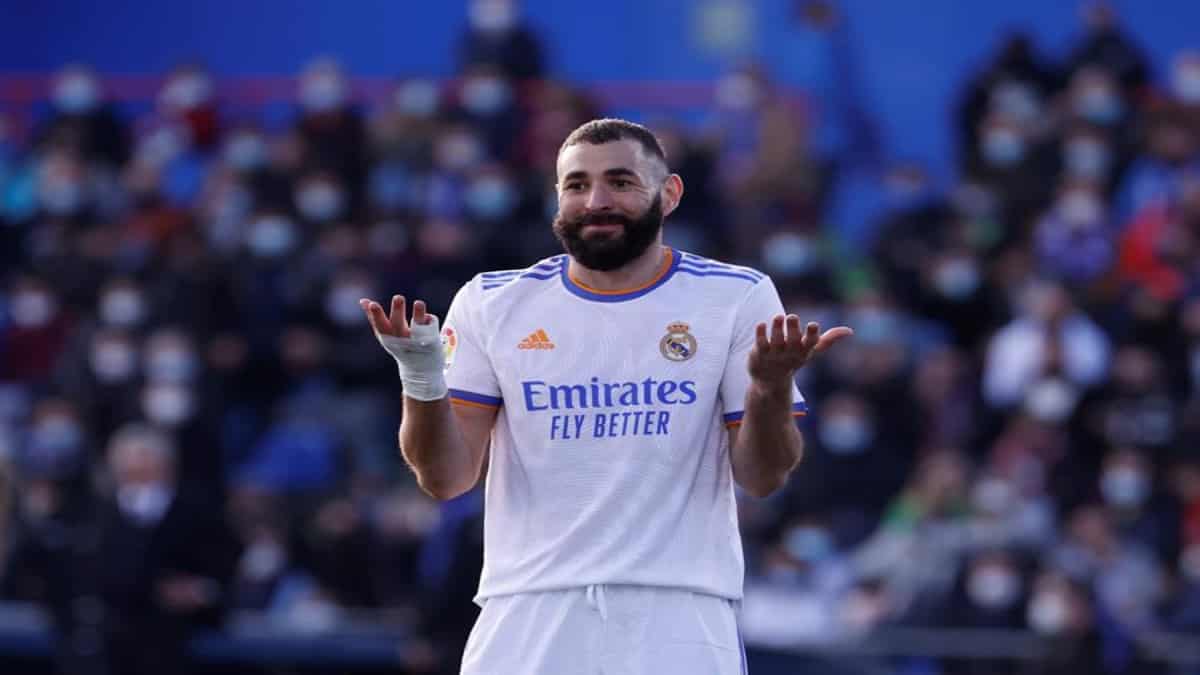 El rostro del capitán Karim Benzema lo dice todo: el Real Madrid pierde sorpresivamente en el inicio de 2022. Foto: EFE/Juan Carlos Hidalgo