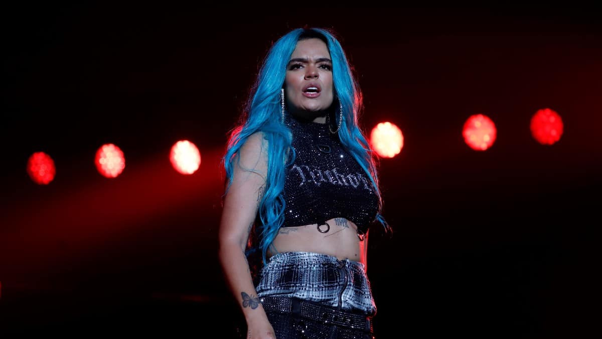 Karol G mostró sus heridas y moretones tras estrepitosa caída durante un concierto