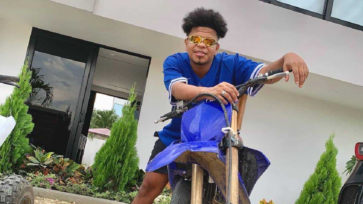 El cantante estrena su nuevo sencillo "La Tijera"