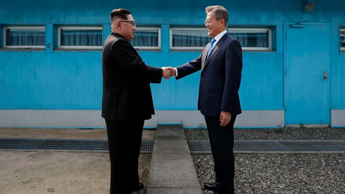 Kim Jong-un (i), líder de Corea del Norte, y el presidente surcoreano, Moon Jae-in, en su último encuentro en las fronteras