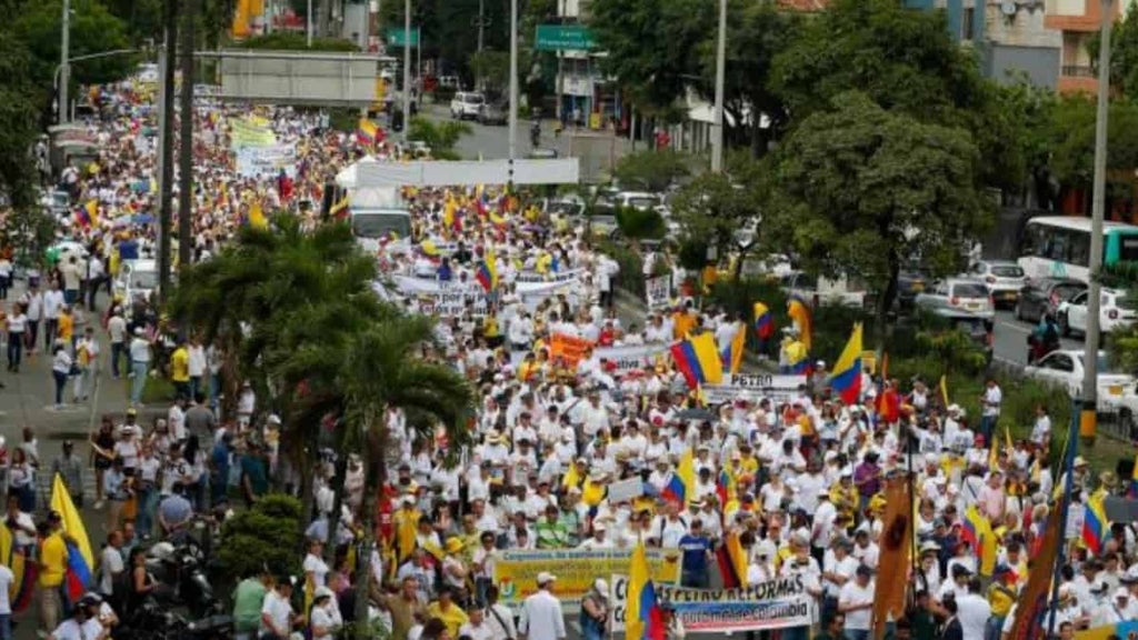 Nueva jornada de marchas en Colombia contra las políticas de Gustavo ...