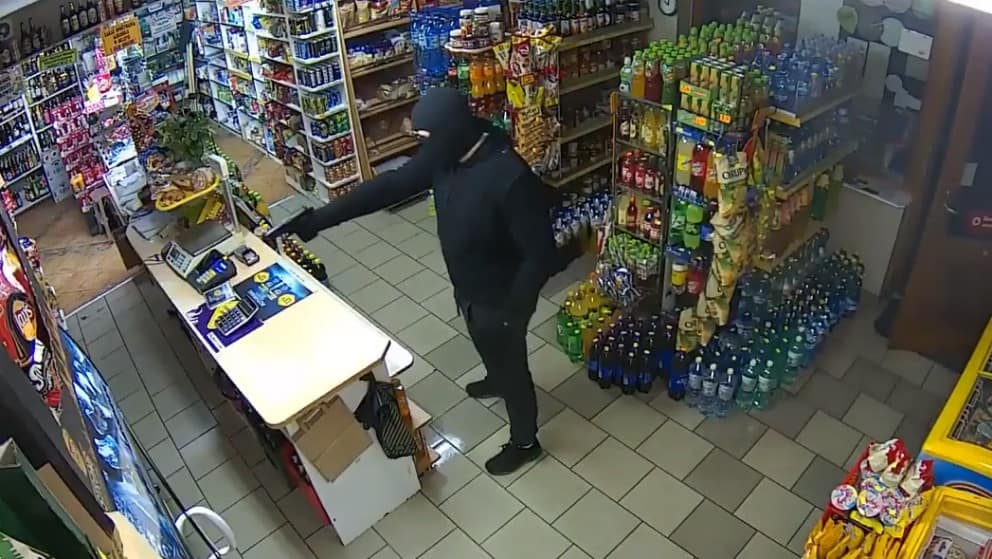 Video: mujer frustró robo golpeando al ladrón con un trapeador