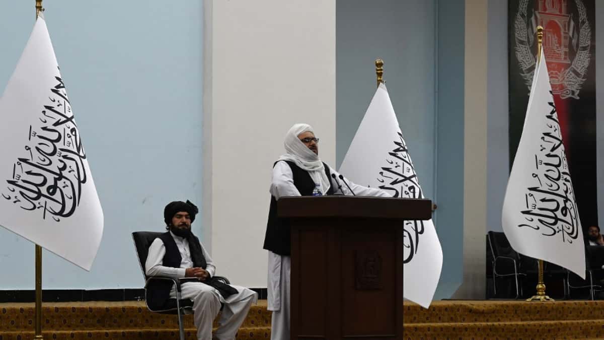 El ministro de Educación Superior interino de los talibanes, Abdul Baqi Haqqani (c), habla durante una reunión consultiva sobre las políticas generales de educación superior. Foto: AFP