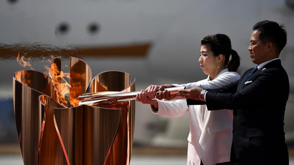 Japón recibe la llama olímpica en una restringida celebración